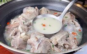 浓白色的羊肉汤骨头汤白色的主要成分是什么